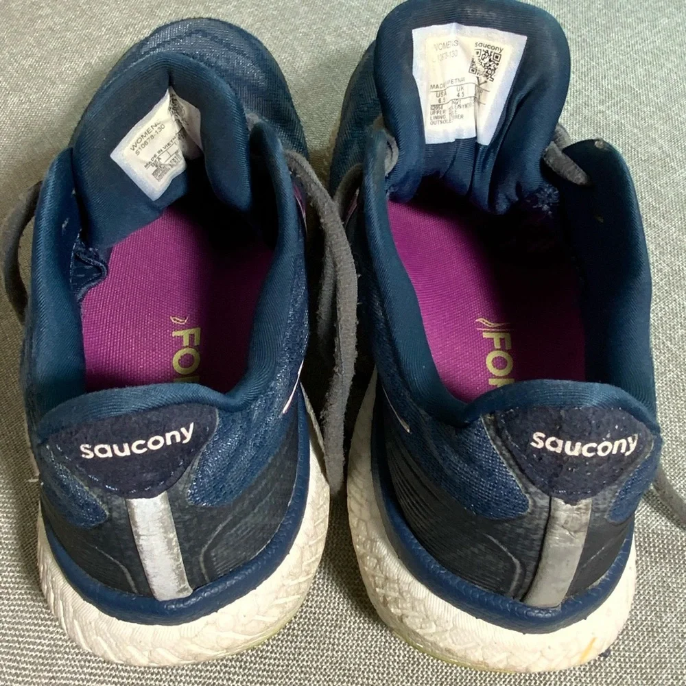 ✨ Saucony Triumph 19 ✨ Women's 6.5 Navy / Pink Max Cushion Running Shoes - Picture 9 of 10